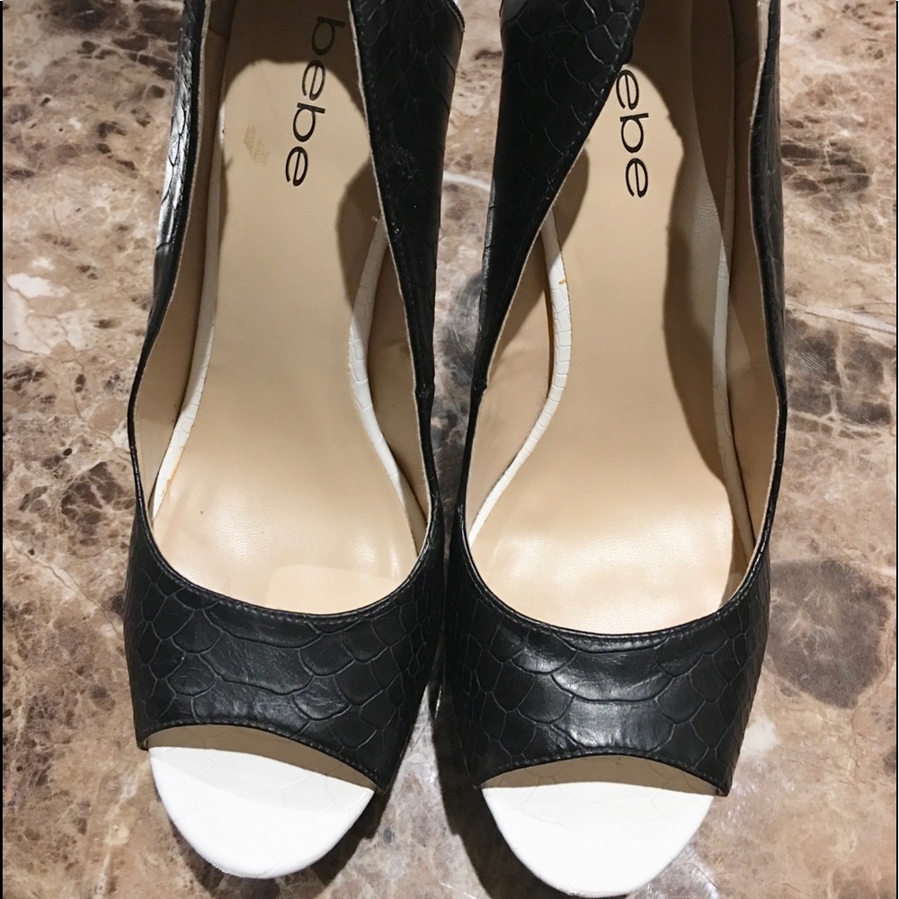 Authentic new Bebe blk & wht snake skin peeptoe